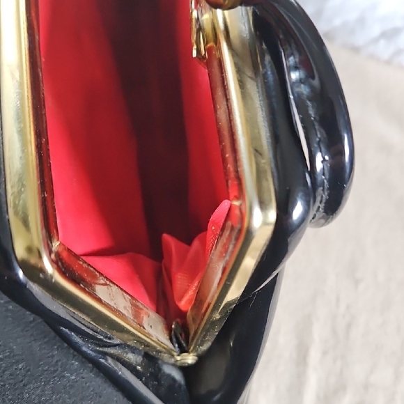 Elegant Black and Red Clutch Bag - Picture 6 of 6